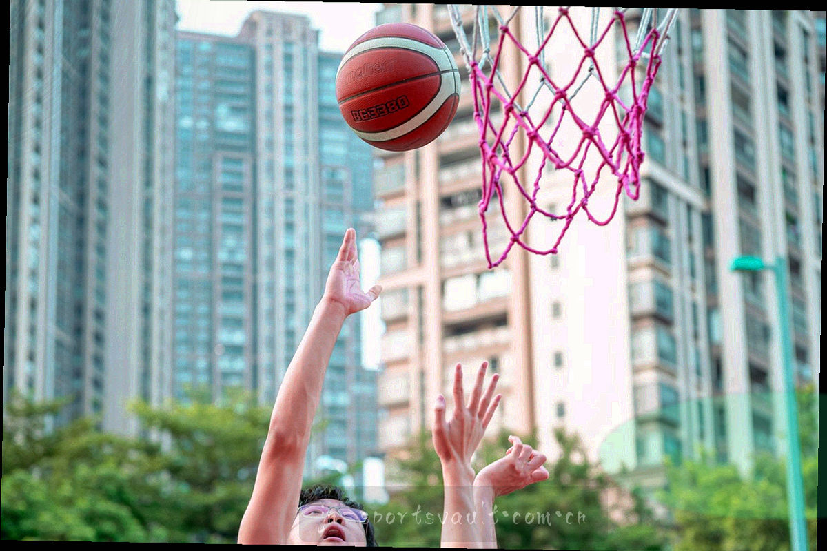 俯拍的训练场边线与跑动轨迹标记
